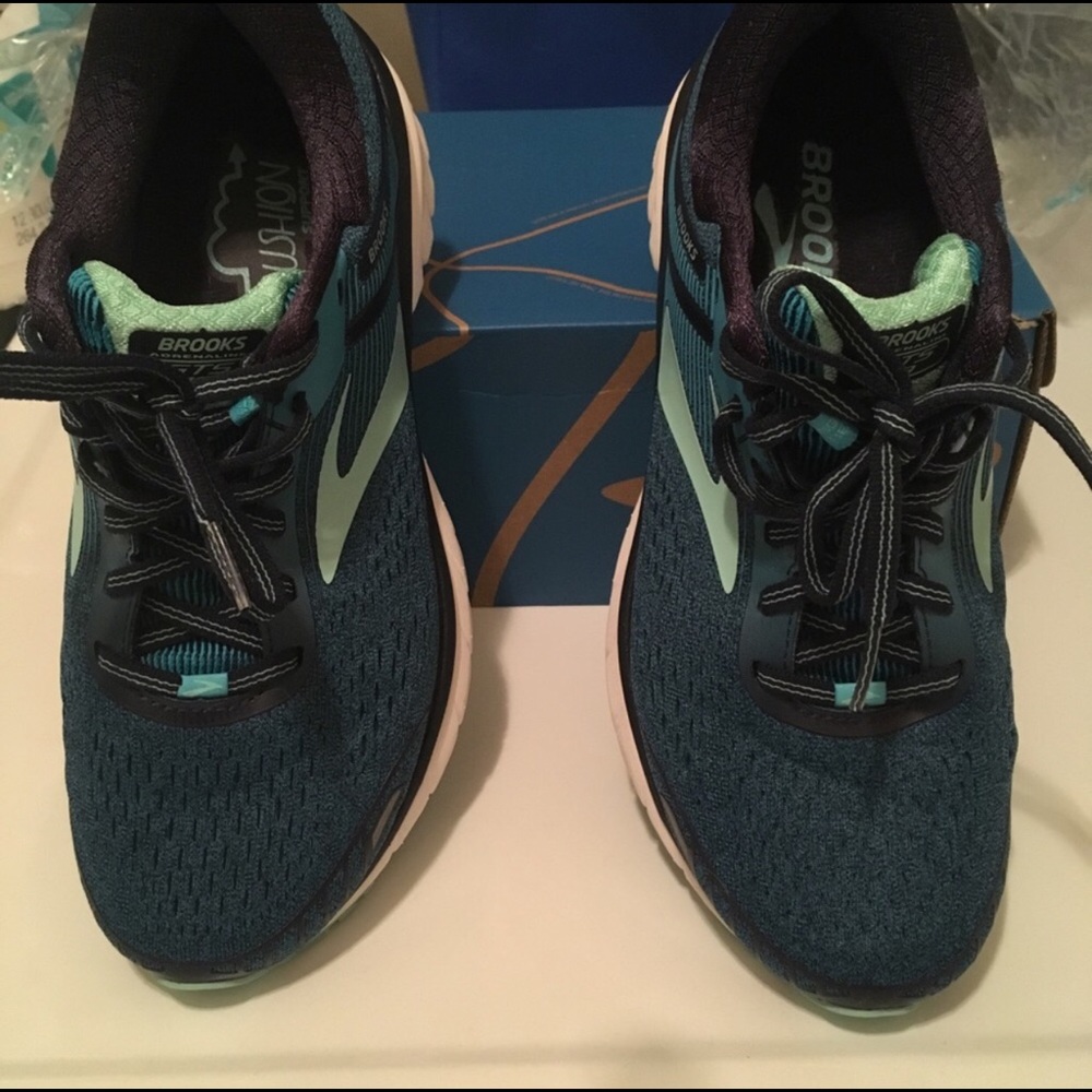 Brooks Adrenaline GTS 18 in navy/mint/teal